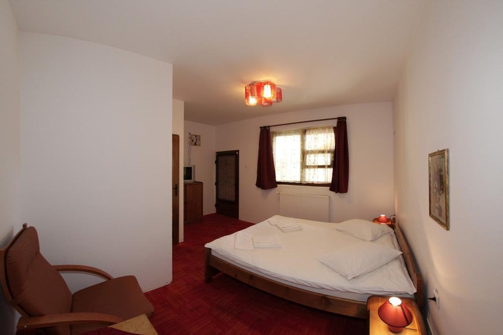Pensiunea Cocosul Rosu Sibiu Habitación foto